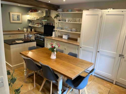 Cottage c1790, Superb central Witney, free parking in Newland