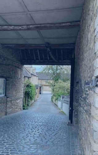 Cottage c1790, Superb central Witney, free parking in Newland