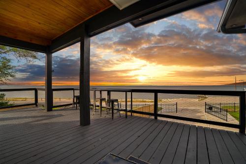 Luxury Seafront Haven ~ Views ~ Game Room ~ BBQ! in Bacliff, Vereinigte Staaten von Amerika