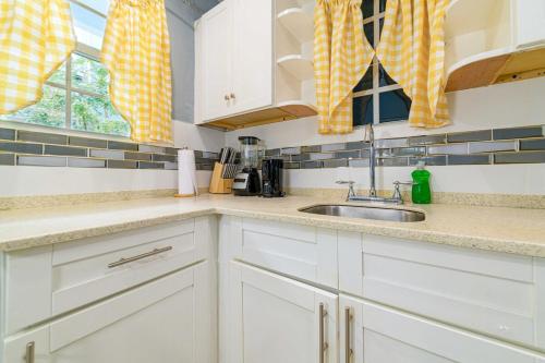 The Black Pineapple - Mercys Place in Buckleys