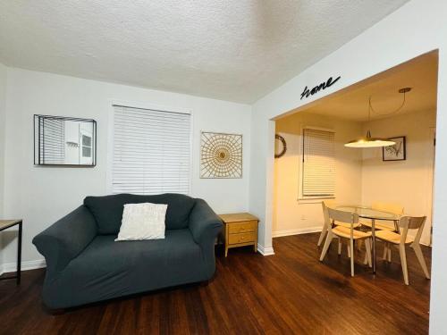 Comfy beds Wifi Bars Cafes Food in Riverside