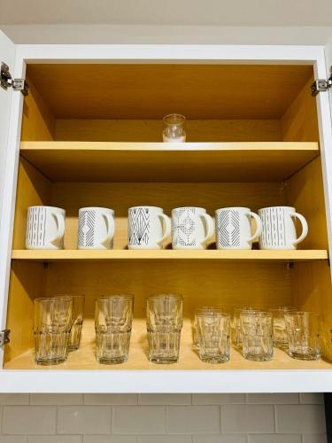 Comfy beds Wifi Bars Cafes Food in Riverside