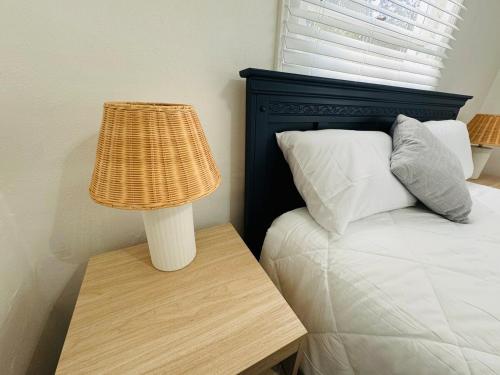 Comfy beds Wifi Bars Cafes Food in Riverside