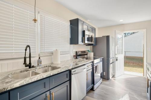 Chic home with king bed in Raleigh in Egyéb