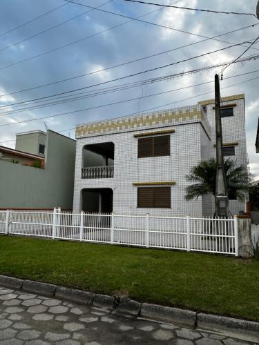 Casa de praia com boa ventilação garagem coberta para 3 carros 50m da praia