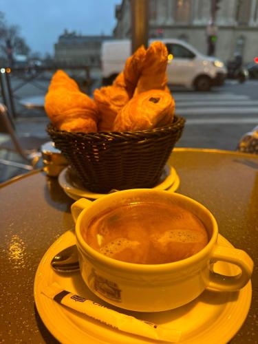 Randwick Luxury 2 Bed Apt with Parking & Study Desks