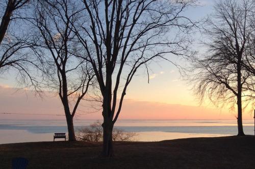 . Quiet Lake View Firepit, Deck, BBQ, 3 Winery Walk