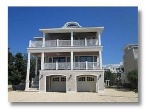 Spectacular Views From This Reversed Living Home! in Harvey Cedars, USA
