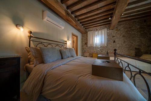 1 queen bed, 2 twin beds