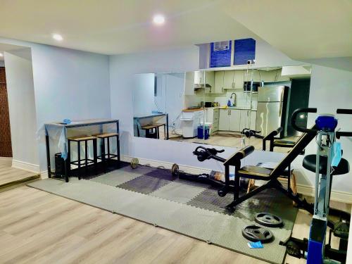 ห้องฟิตเนส, Cozy Room in a Quiet Neighbourhood near สวนสัตว์โตรอนโต