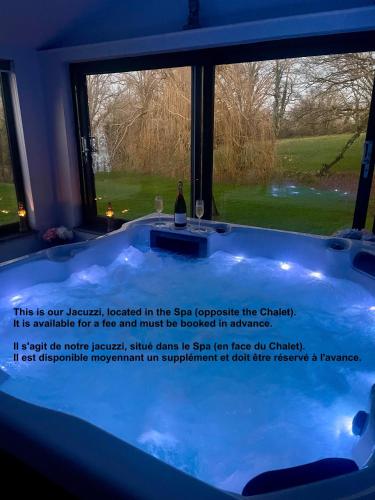 Hot tub, The Sans Souci Estate - The Chalet Studio Apartment, Adults Only in Saint-Dizier-les-Domaines