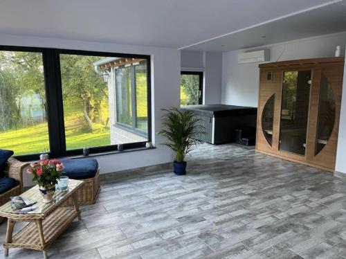 Hot tub, The Sans Souci Estate - The Chalet Studio Apartment, Adults Only in Saint-Dizier-les-Domaines