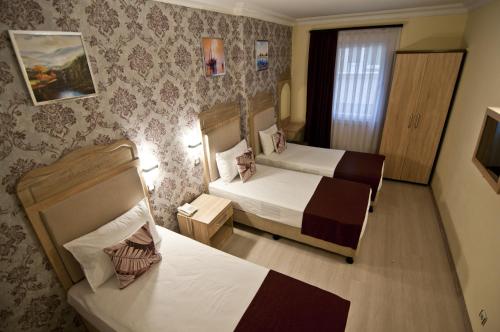 Economy Triple Room image 10