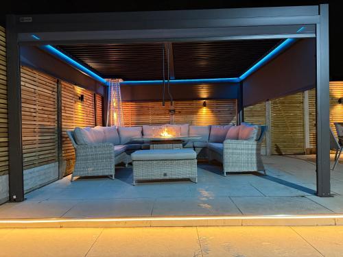 5 Bed Town House With Additional Luxury Hot Tub And Within City Centre And Sleeps Up To 11 With Sky And Netflix, Birmingham (photo 4)