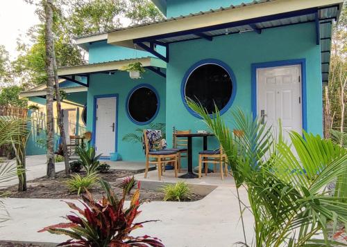 Los Penguin in Chrous Pichnil