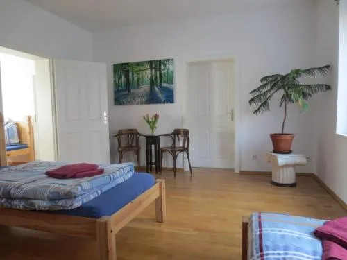 Ferienwohnung Creutzer in Leipzig Gottscheina, ideal auch für Monteure, kostenfreies, schnelles Wlan kostenfreies Parken, geräumiges Appartment mit 4 Einzelbetten, Komplettausstattung Küche, Bad mit Badewanne und Dusche Waschmaschine, Wäschetrockner in Gottscheina, Deutschland