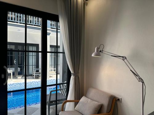 Twin Room with Pool View image 10