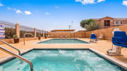 ทัศนียภาพ, เบสต์ เวสเทิร์น พลัส เมน สตรีท อินน์ (Best Western Plus Main Street Inn) in บรอว์ลีย์ (CA)