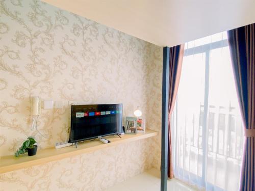 Compact Studio at Dave Apartment By Travelio, Depok (Foto 6)