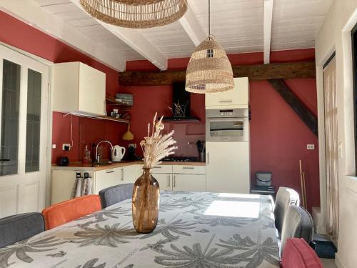 кухня, Modern historic home in a green setting in Хевелавен