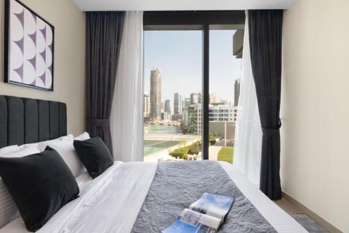 Silkhaus elegant 1BDR pad with Marina and Beach views new building - image 2