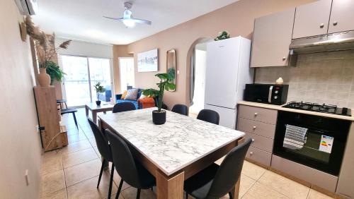 5 Min Walk to Beach, Perfect Seaside Escape 3BR Shared Apartment 2