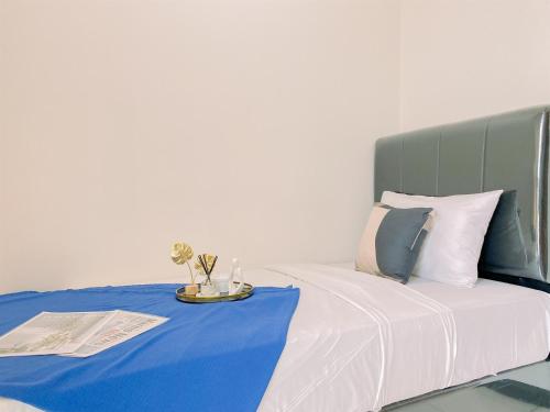 Good Place Studio Apartment at Taman Semanan Indah Cengkareng By Travelio, Yakarta
