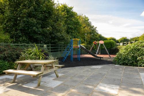 ملعب للأطفال, Camping Pods, Stowford Farm Meadows in كومبي مارتين