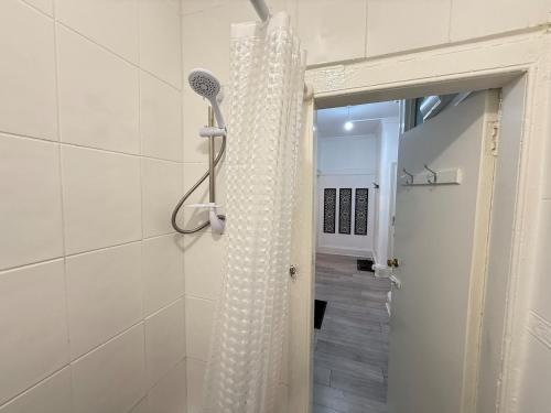 2 Bed Flat - Street Parking, Glasgow (photo 7)