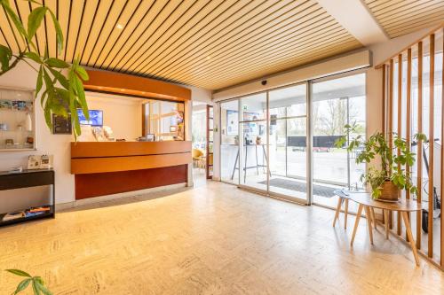 Brit Hotel Le Parc Rive Gauche - image 2