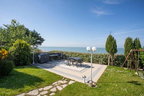 Skats, Manava Villa vue mer et Mont Saint Michel piscine intérieure (Manava Villa vue mer et Mont Saint Michel piscine interieure) in Senžanletomasa