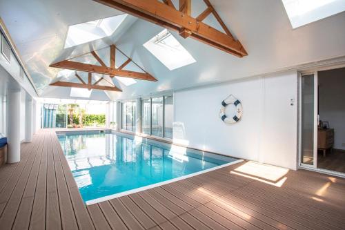Peldbaseins, Manava Villa vue mer et Mont Saint Michel piscine intérieure (Manava Villa vue mer et Mont Saint Michel piscine interieure) in Senžanletomasa