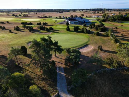 餐廳, När golfklubb stugbyn (Nar golfklubb stugbyn) in 里布羅