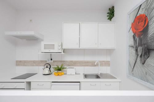 кухня, Jasny Apartament z Tarasem i Parkingiem by Noclegi Renters in Пясечно