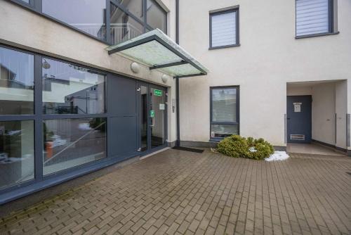 Вхід, Jasny Apartament z Tarasem i Parkingiem by Noclegi Renters in Пясечно