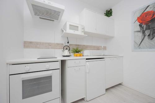 кухня, Jasny Apartament z Tarasem i Parkingiem by Noclegi Renters in Пясечно