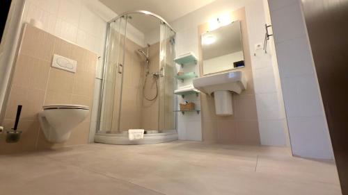 Aston Hotel - image 4