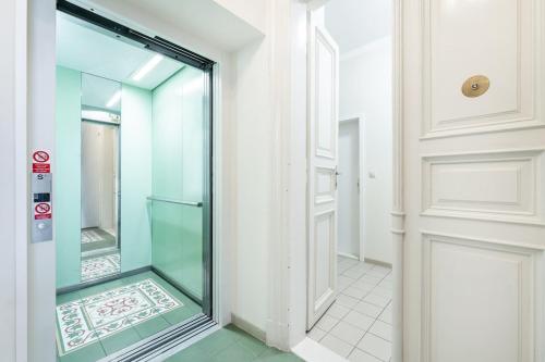 Rentero Charles square studio apartment Parking on request, Prague (photo 7)