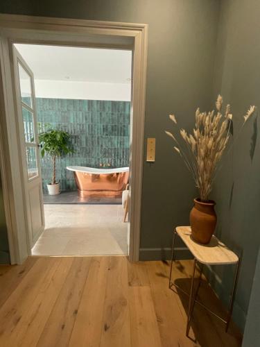 المرافق, La Traversée (La Traversee) in سان ساتورنين دي لوسيان