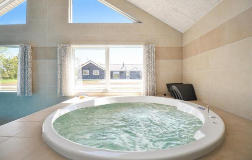 Peldbaseins, 8 Bedroom Beautiful Home In Grenaa in Alsrode