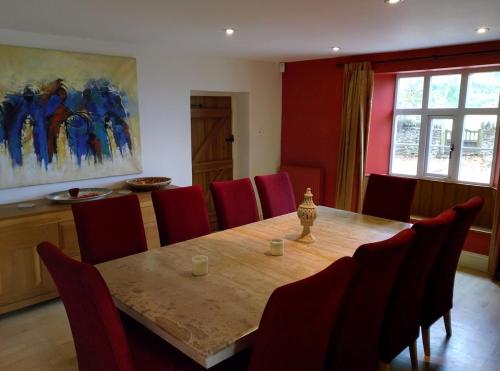 Beautiful Cotswold Farmhouse set in 50 acres in Broughton Poggs