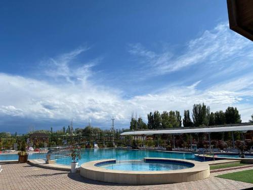 Peldbaseins, CasaBrava at RadugaWest in Kosh-Kel'