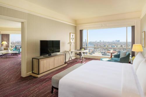 One Bedroom Suite, 1 King Bed image 4