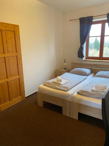 2 twin beds