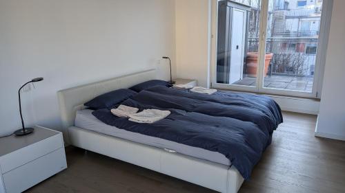 Doppelzimmer in großer Wohnung oberste Etage zentral gelegen DoubleBedroom in spacious Apartment on top floor central Munich, München