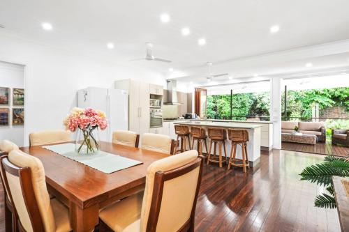 The Residence- Rainforest Retreat in Stratford