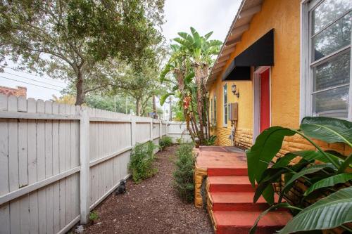 Kert, Historic Bungalow With Private Pool In Ybor City near Ybor Városi Állami Múzeum