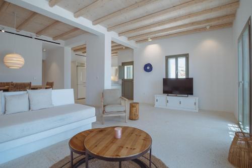 Shared lounge/TV area, Levanda House Antiparos - Private Pool Villa in Antiparos