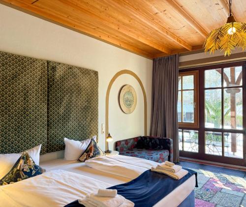 โรงแรมแฟนตาเซีย (Hotel Fantasia) in ฟุสเซน