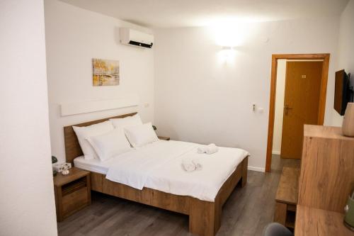 Deluxe Double Room (2 Adults + 1 Child)
